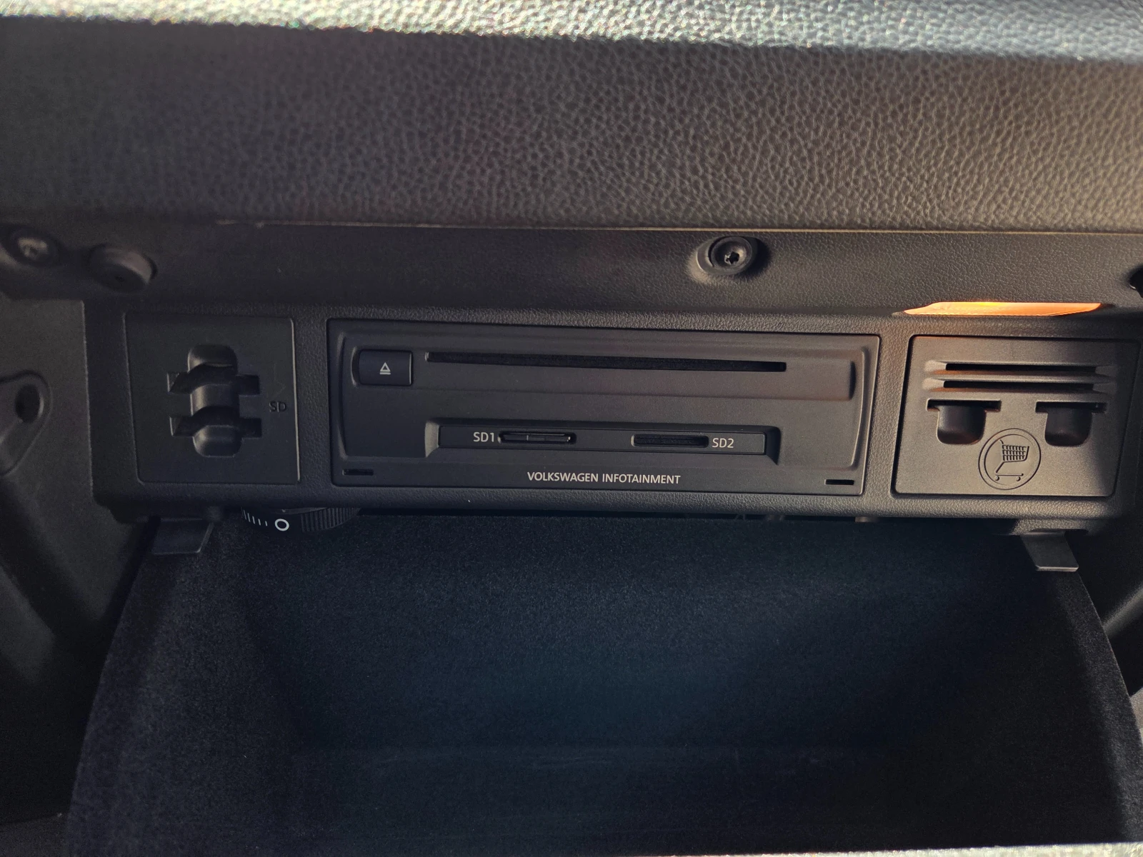 VW Golf Sportsvan 1.6TDI Highline* NAVI* УНИКАТ* , снимка 14 - Автомобили и джипове - 54764323