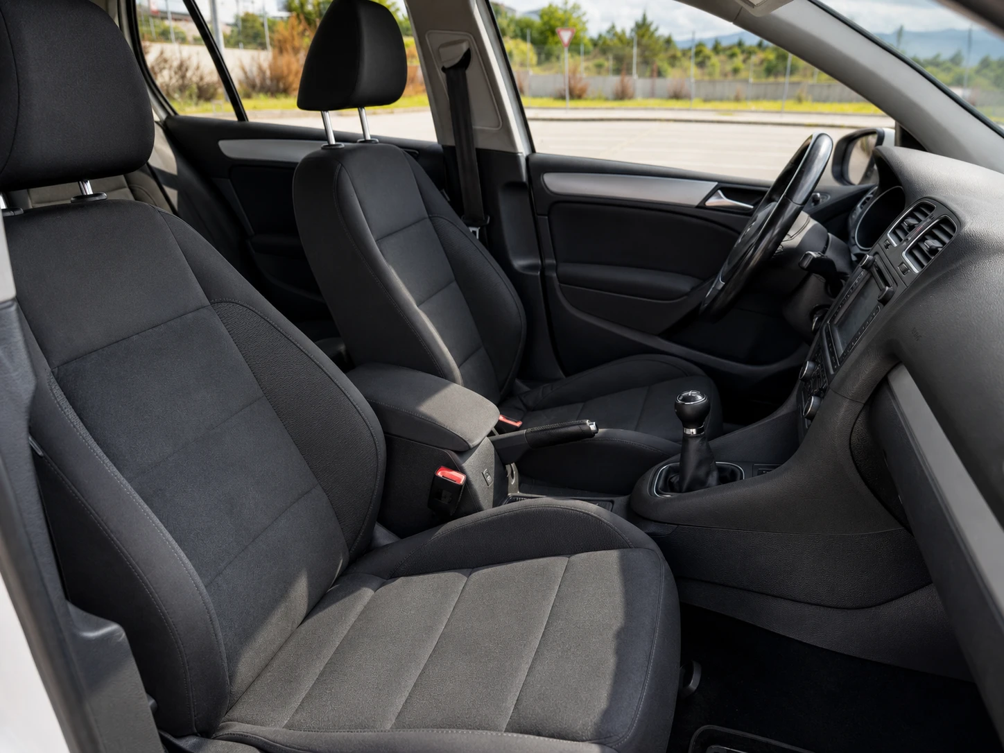 VW Golf 1.6 TDI Highline, снимка 11 - Автомобили и джипове - 54813437