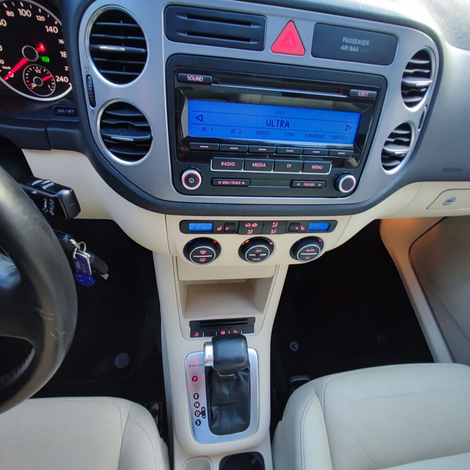 VW Tiguan 2.0TSI* 4-MOTION* AUTOMATIC* КОЖА* КСЕНОН* ПАНО* , снимка 10 - Автомобили и джипове - 54399646