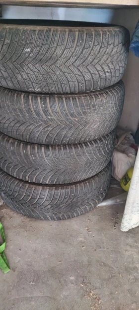 Гуми Зимни 235/60R18, снимка 1 - Гуми и джанти - 47548832