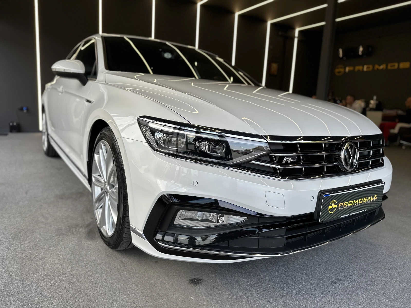 VW Passat 2.0 TDI* R-Line* 4Motion* Перла* Дистроник*  - изображение 3