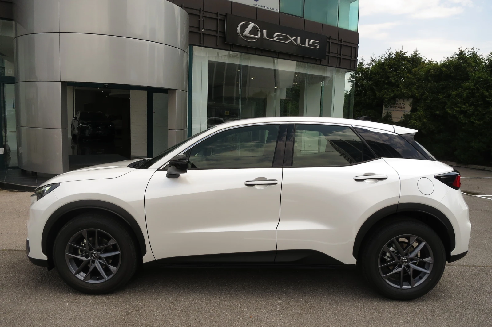 Lexus LBX 0km НОВ от 195 евро/мес. 10 г.гаранция, снимка 2 - Автомобили и джипове - 55727057