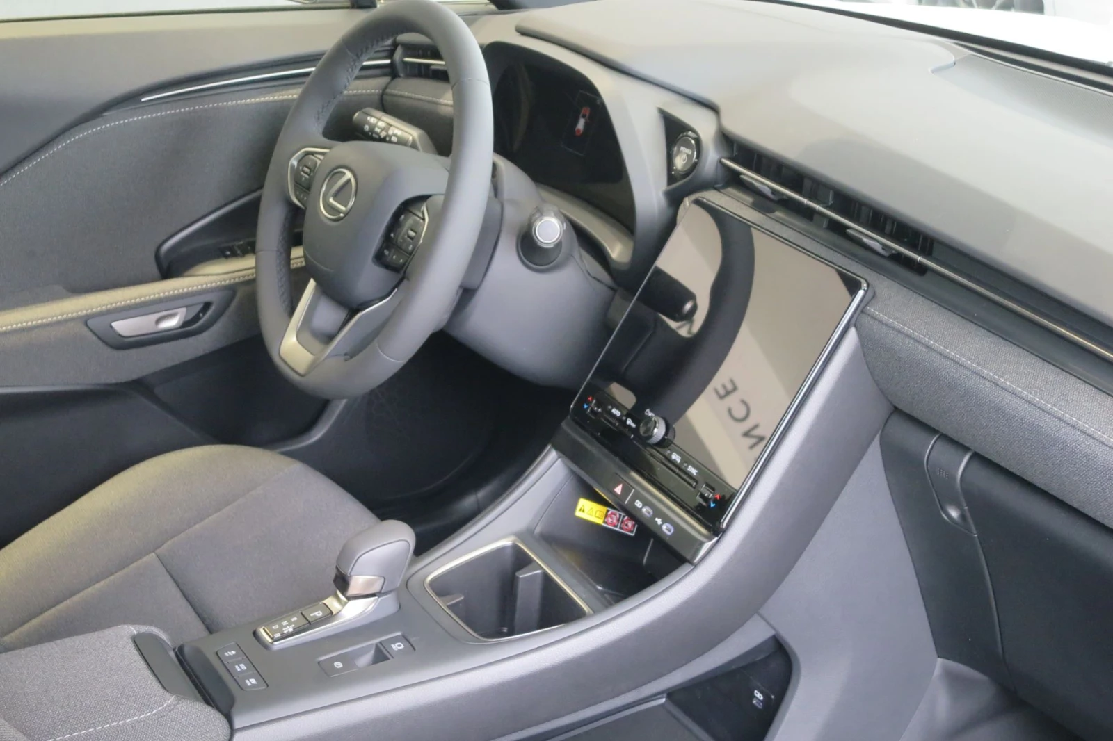Lexus LBX 0km НОВ от 195 евро/мес. 10 г.гаранция, снимка 3 - Автомобили и джипове - 55177912