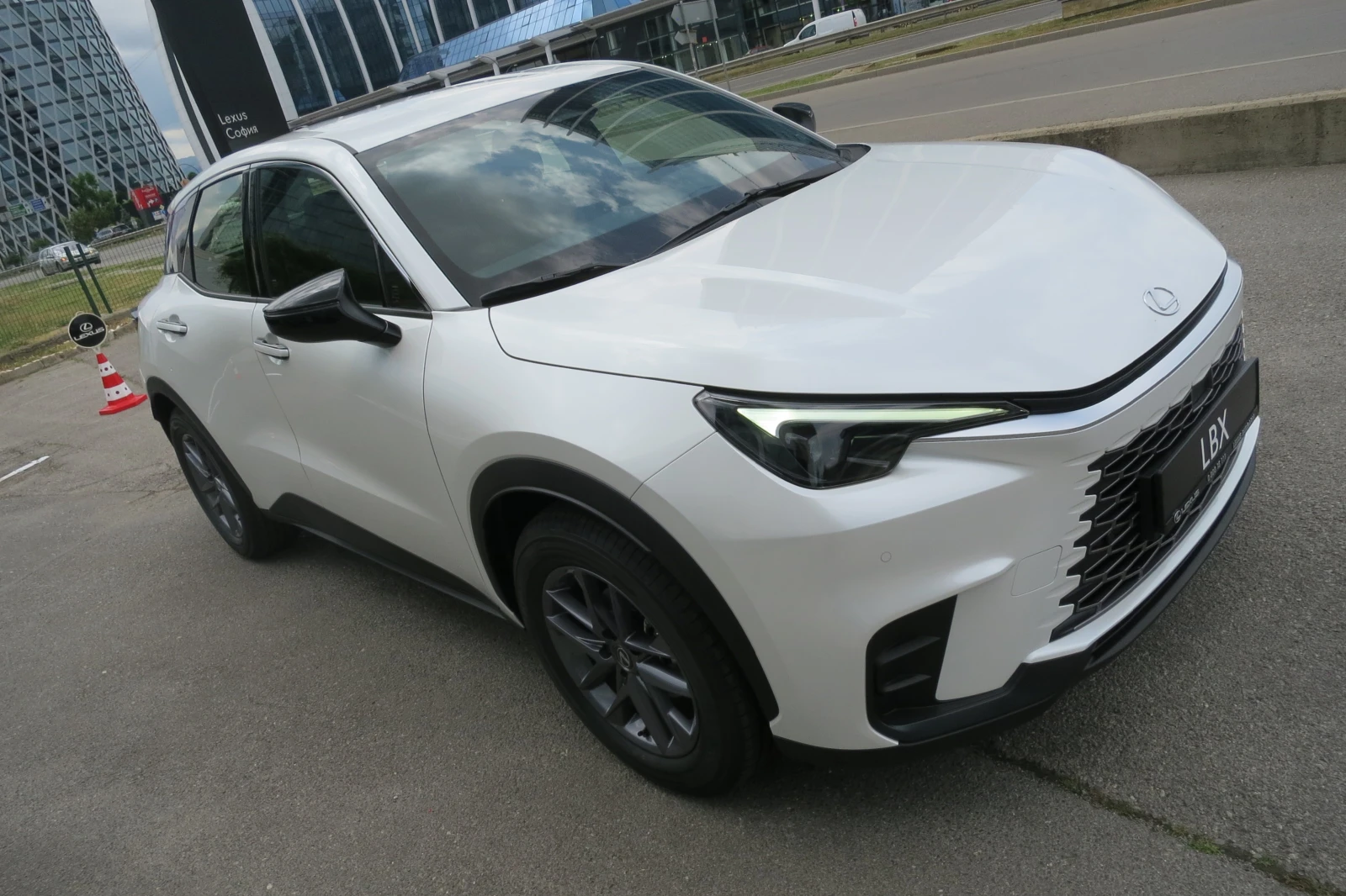 Lexus LBX 0km НОВ от 195 евро/мес. 10 г.гаранция, снимка 4 - Автомобили и джипове - 55727057
