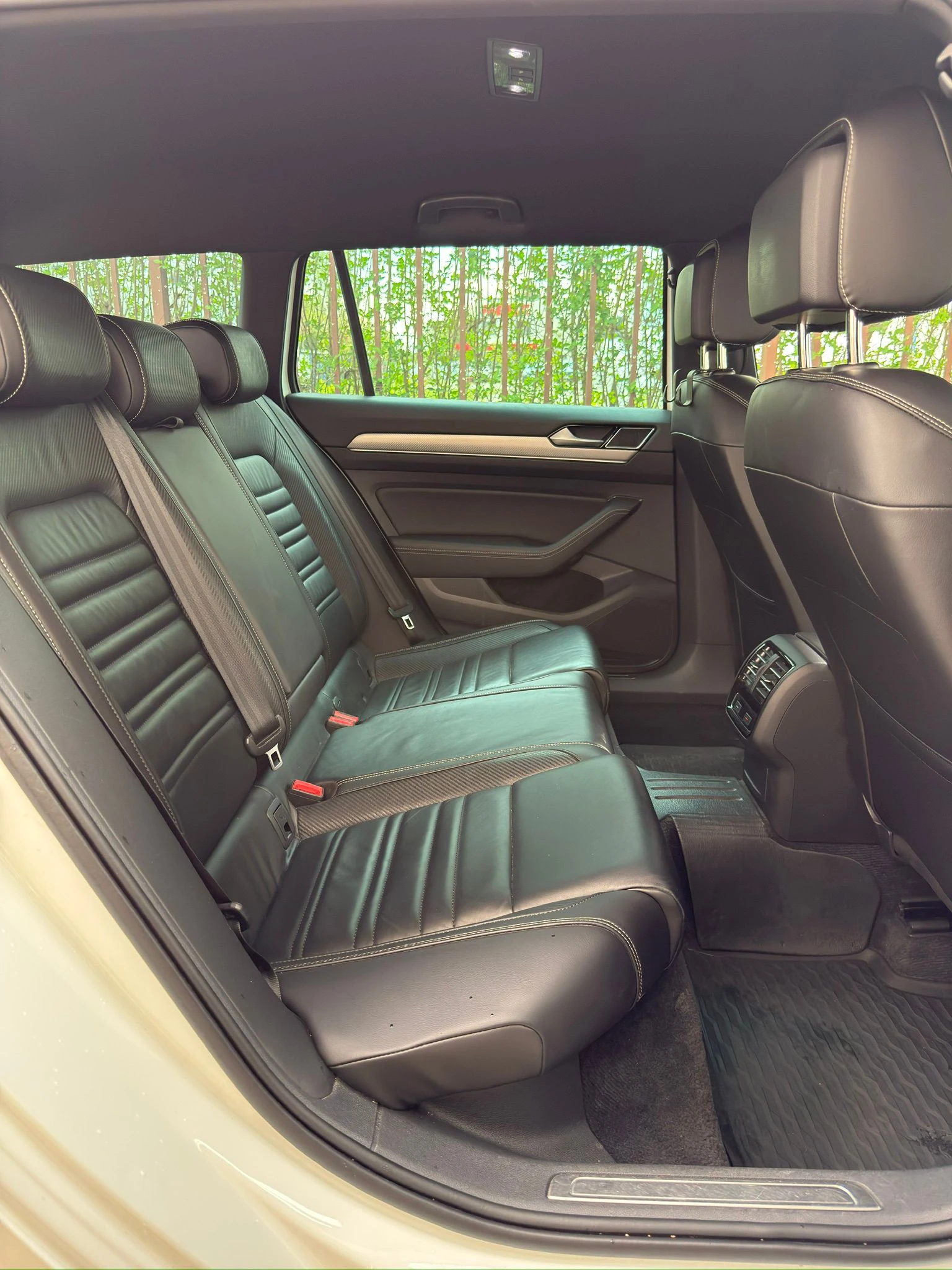VW Passat R-Line 2.0d DSG, снимка 10 - Автомобили и джипове - 55615518