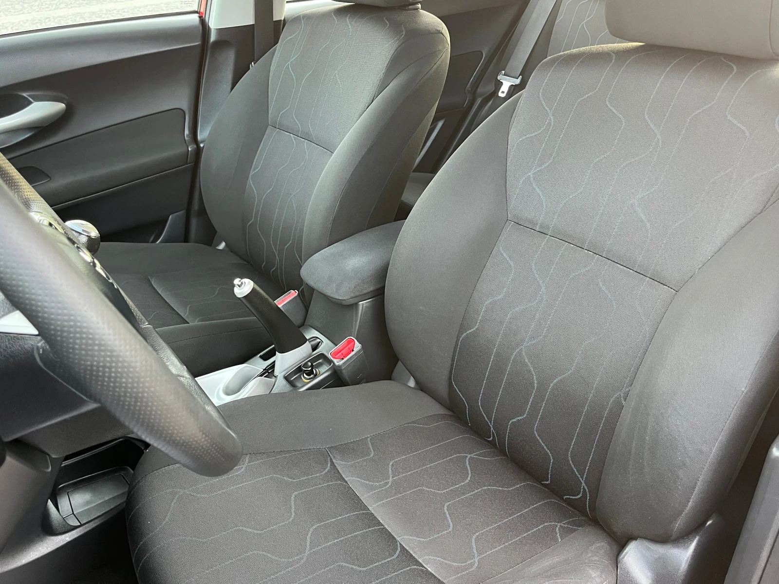 Toyota Auris 1.4 D4D, снимка 11 - Автомобили и джипове - 56364933