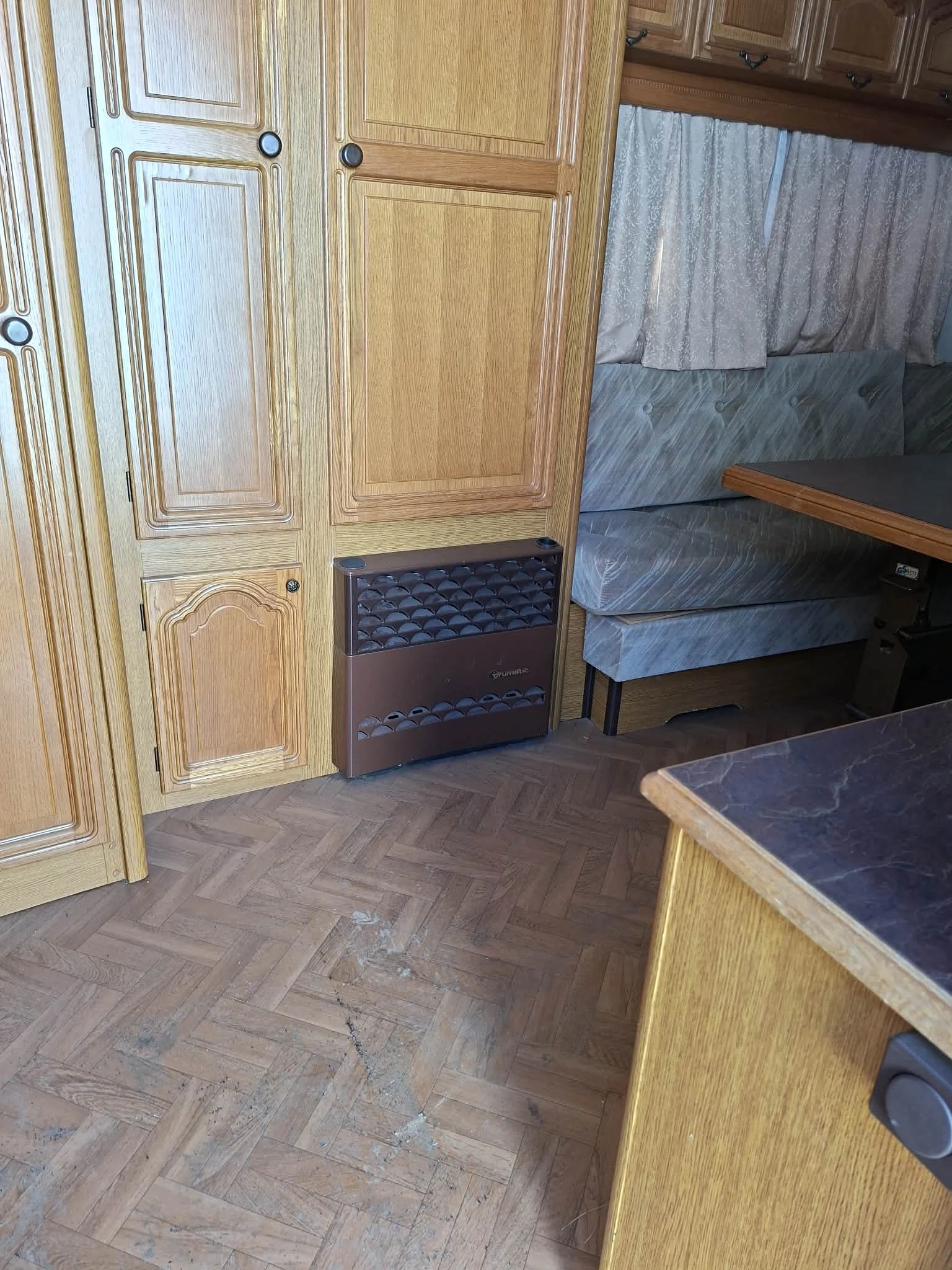 Каравана Hobby 4.20, снимка 11 - Каравани и кемпери - 53285181