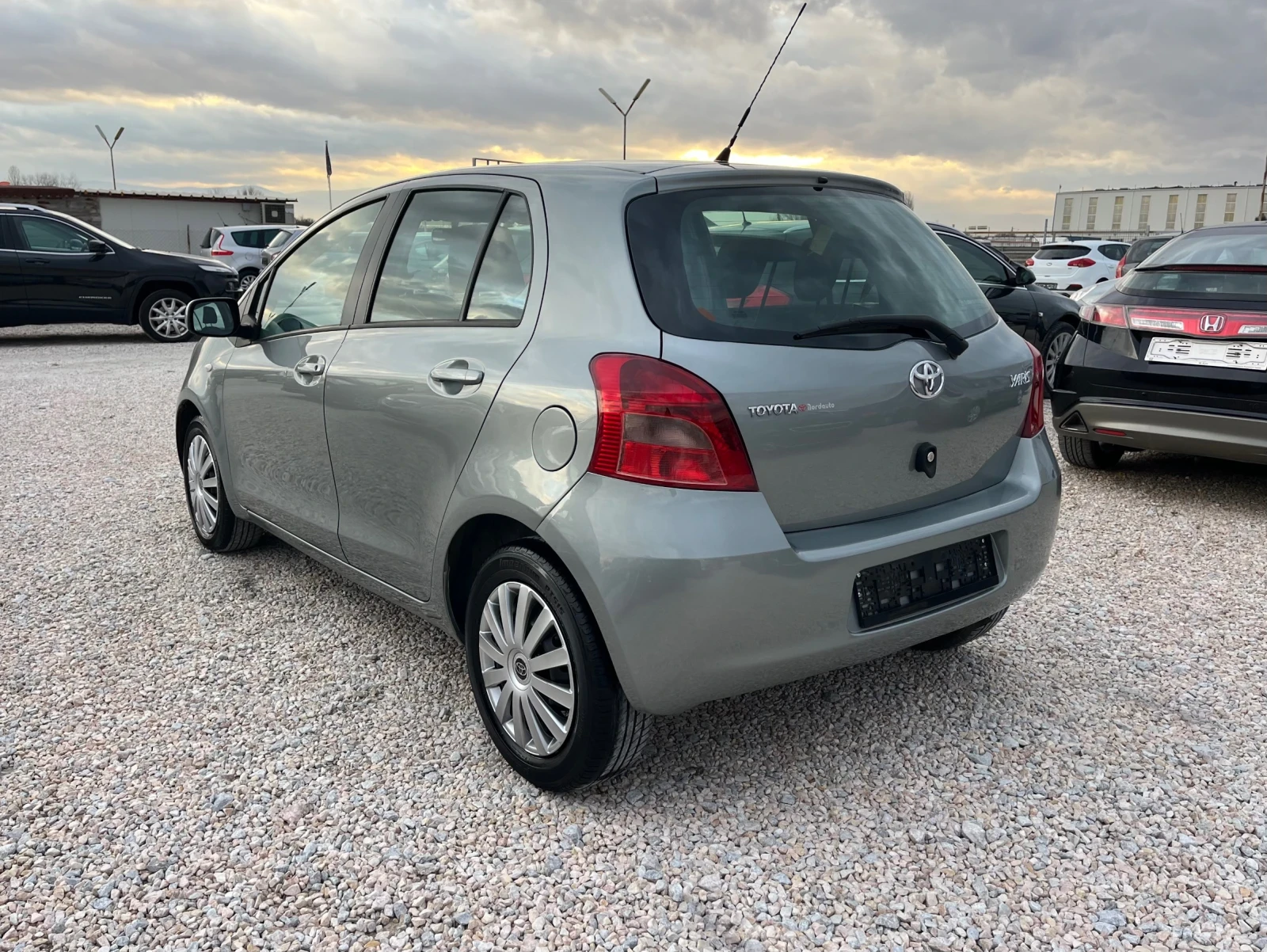 Toyota Yaris 1.3i* 87k.с*  - изображение 4