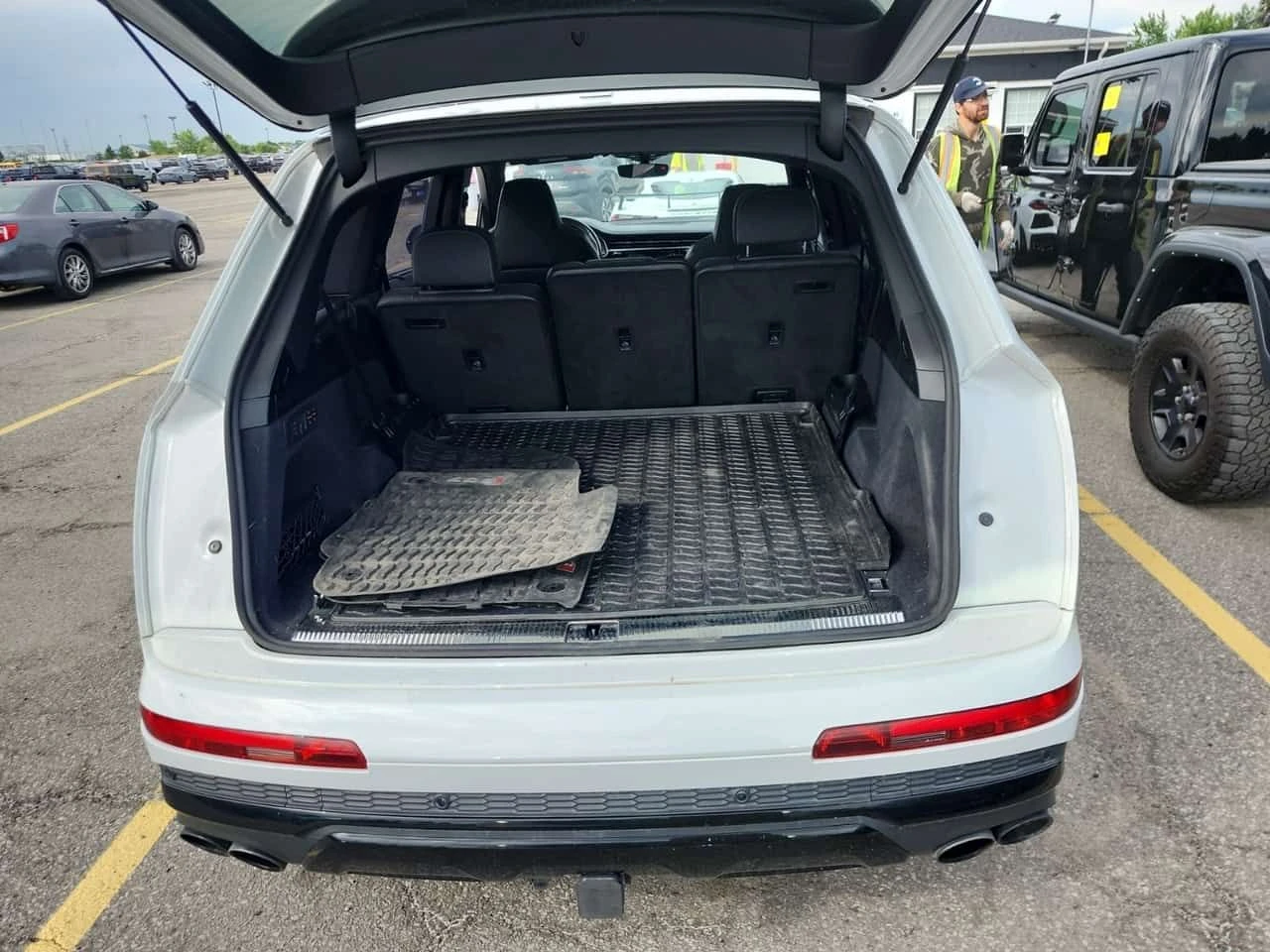Audi SQ7 * PREMIUM PLUS * CARFAX * ЦЕНА ДО БГ, снимка 14 - Автомобили и джипове - 55262315