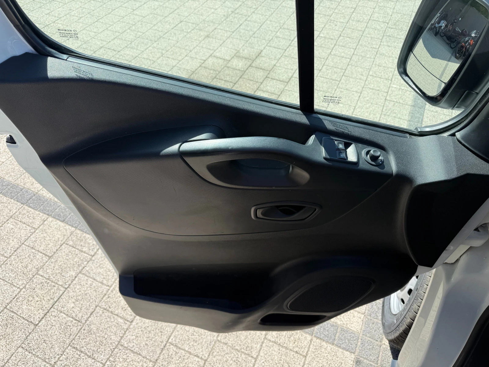 Nissan NV300 2.0dCI Клима L1H1 Еuro 6D-Temp , снимка 14 - Бусове и автобуси - 55637214