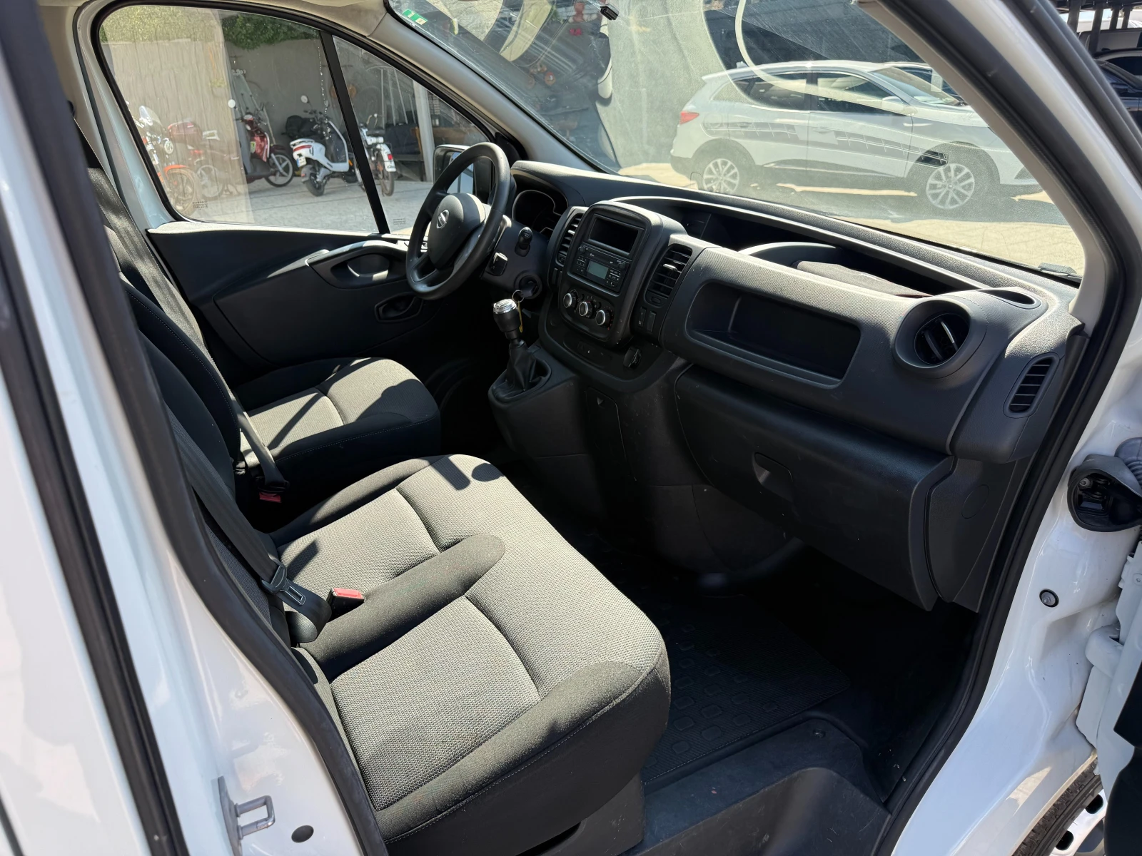 Nissan NV300 2.0dCI Клима L1H1 Еuro 6D-Temp , снимка 9 - Бусове и автобуси - 55637214