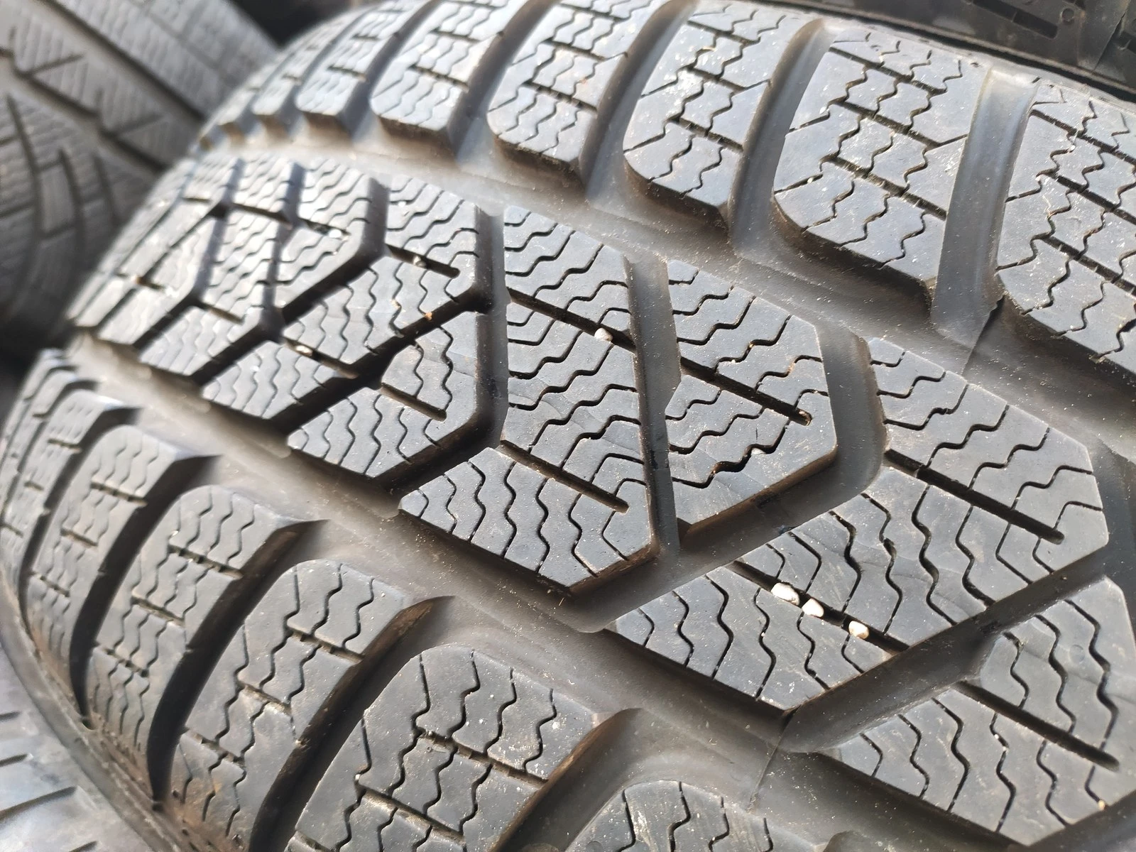 Гуми Зимни 215/60R16, снимка 4 - Гуми и джанти - 56725225