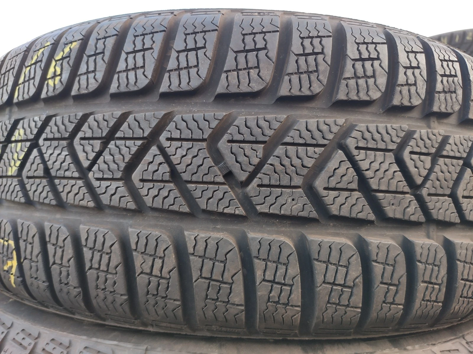 Гуми Зимни 215/60R16