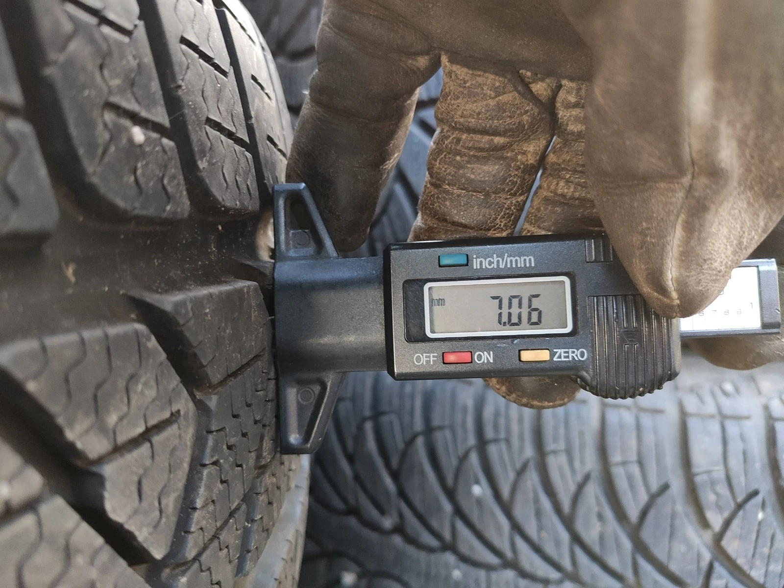 Гуми Зимни 215/60R16, снимка 5 - Гуми и джанти - 56725225