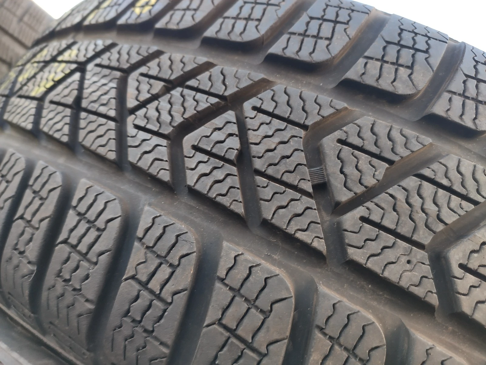 Гуми Зимни 215/60R16, снимка 3 - Гуми и джанти - 56725225