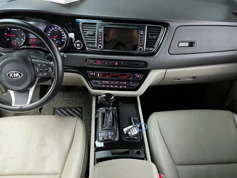 Kia Carnival, снимка 7 - Автомобили и джипове - 56707027