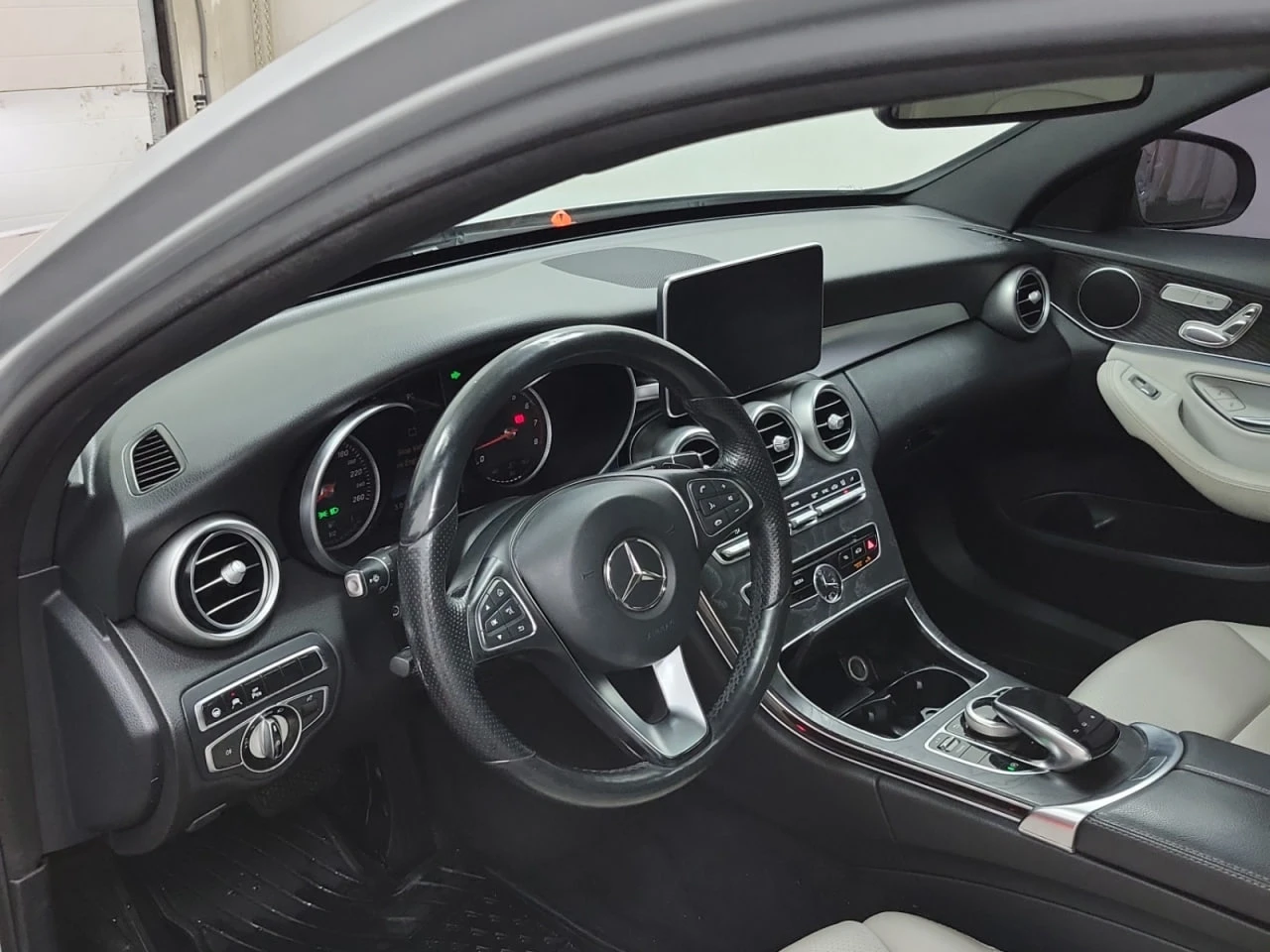 Mercedes-Benz C 300 * АВТО КРЕДИТ* ЦЕНА ДО БГ * СЕРВИЗНА ИСТОРИЯ *  - изображение 9