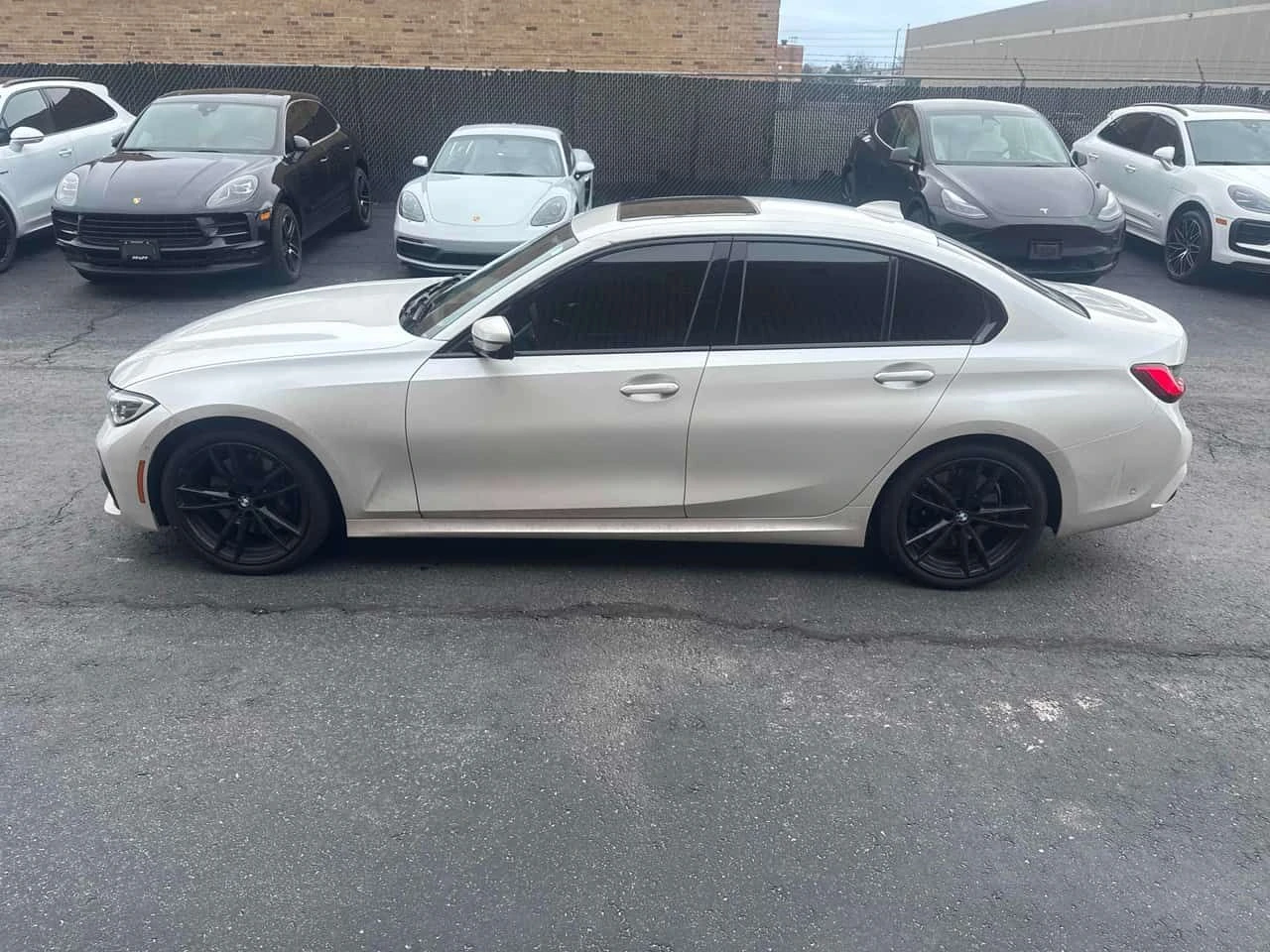 BMW 330 i xDrive/CARFAX/ШИБИДАХ/ПОДГРЕВИ/360 CAM, снимка 3 - Автомобили и джипове - 53929445