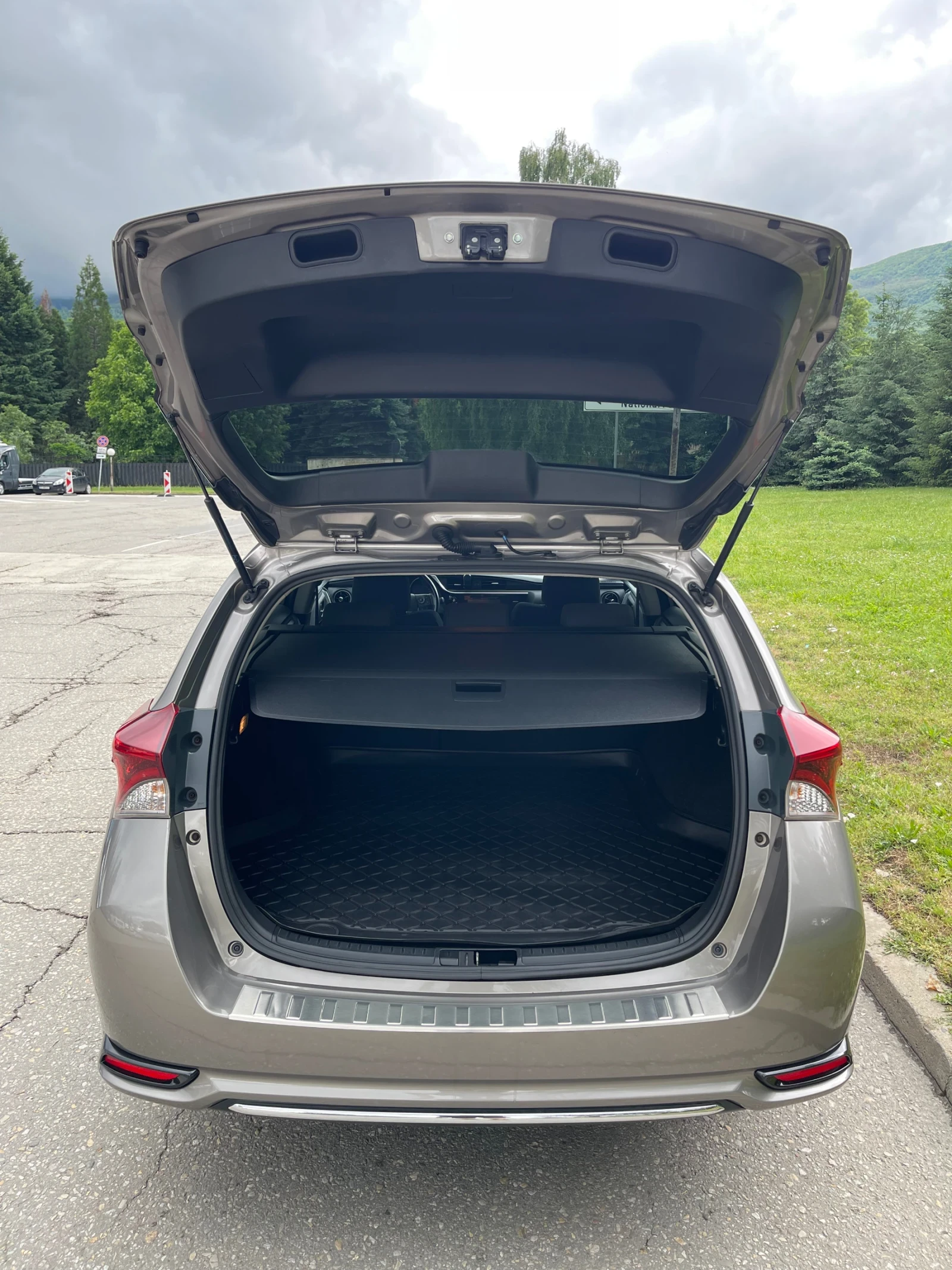Toyota Auris, снимка 13 - Автомобили и джипове - 54792756