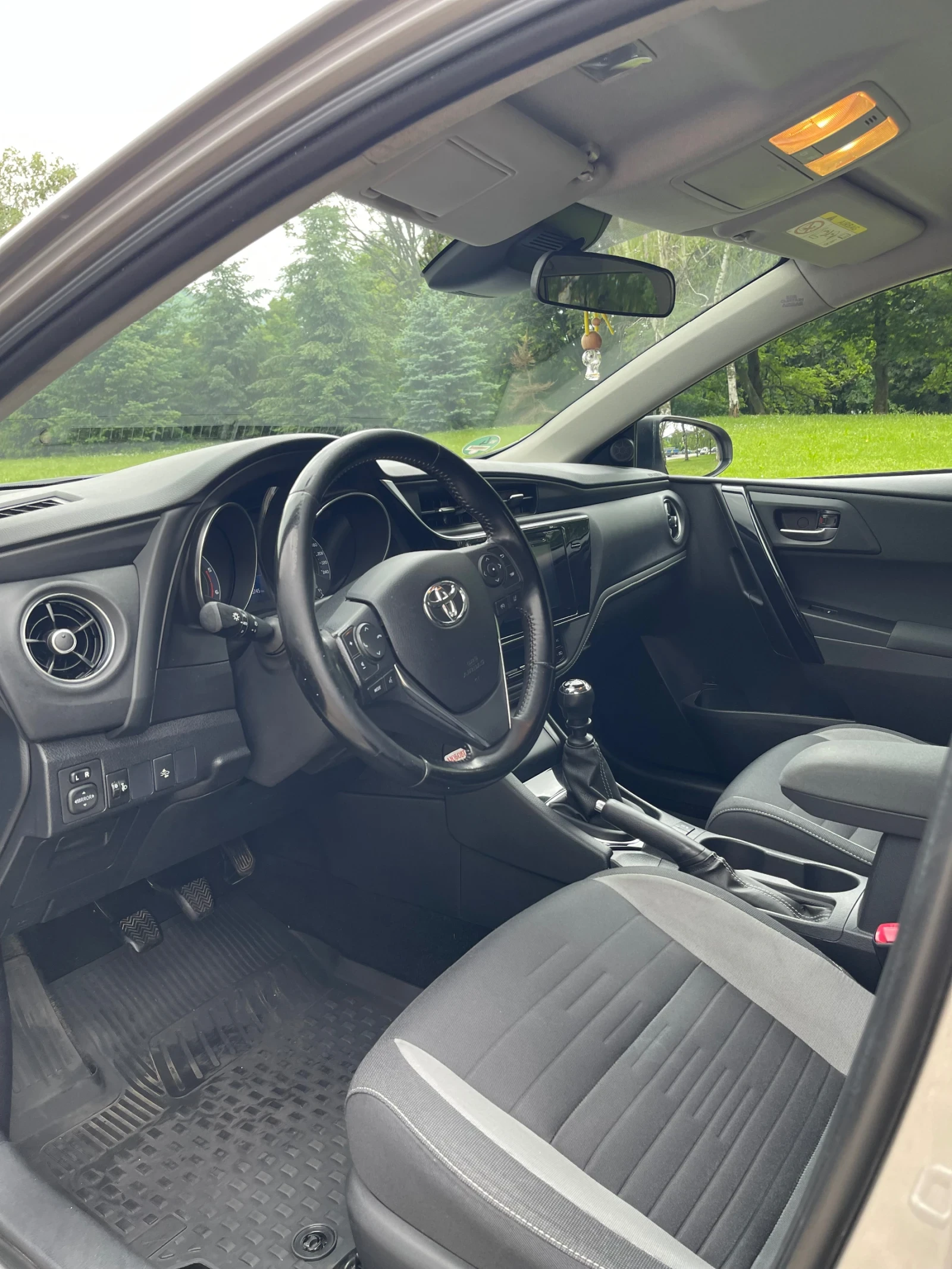 Toyota Auris, снимка 7 - Автомобили и джипове - 54792756