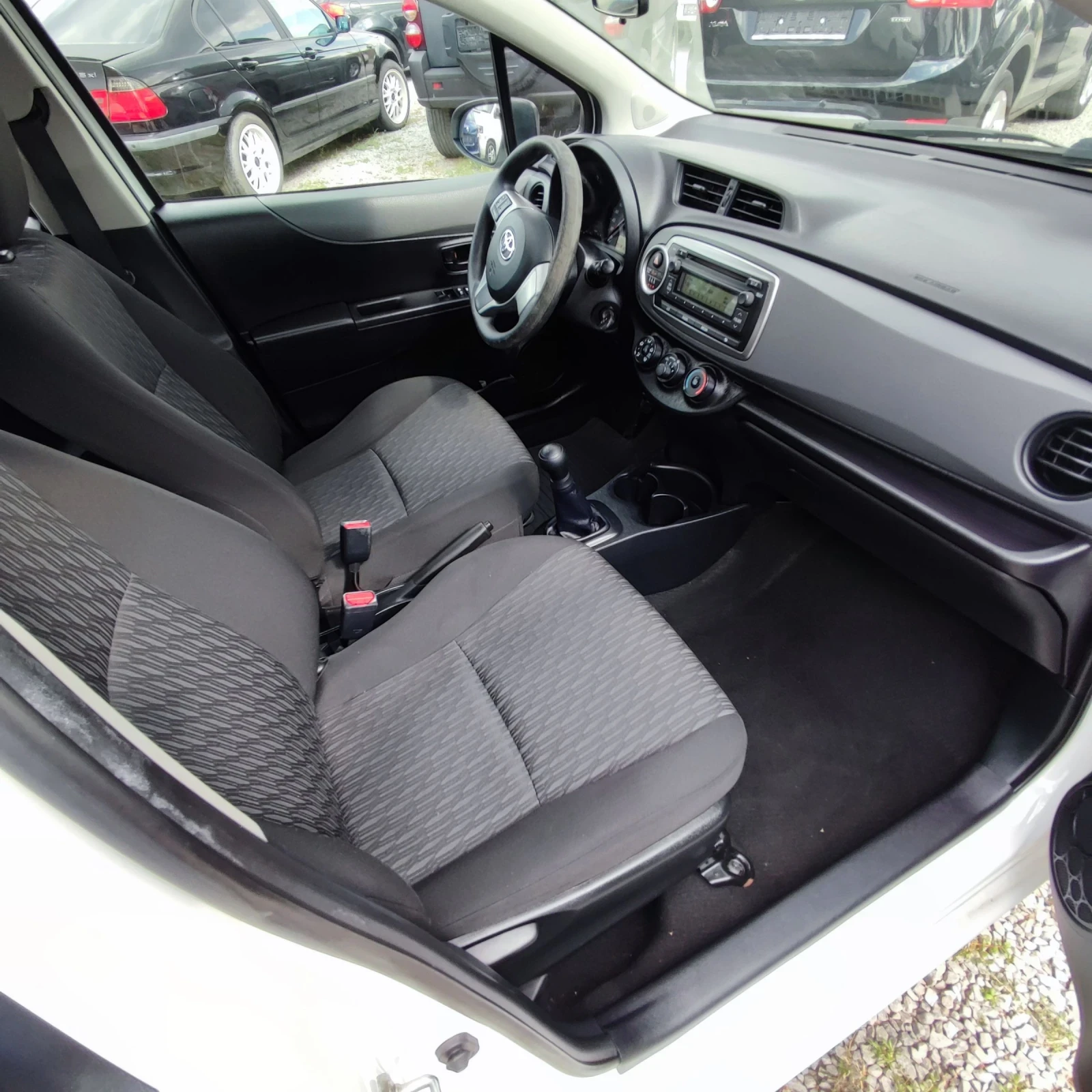 Toyota Yaris 1.0i* КЛИМАТИК* EVRO 5* , снимка 13 - Автомобили и джипове - 55177952