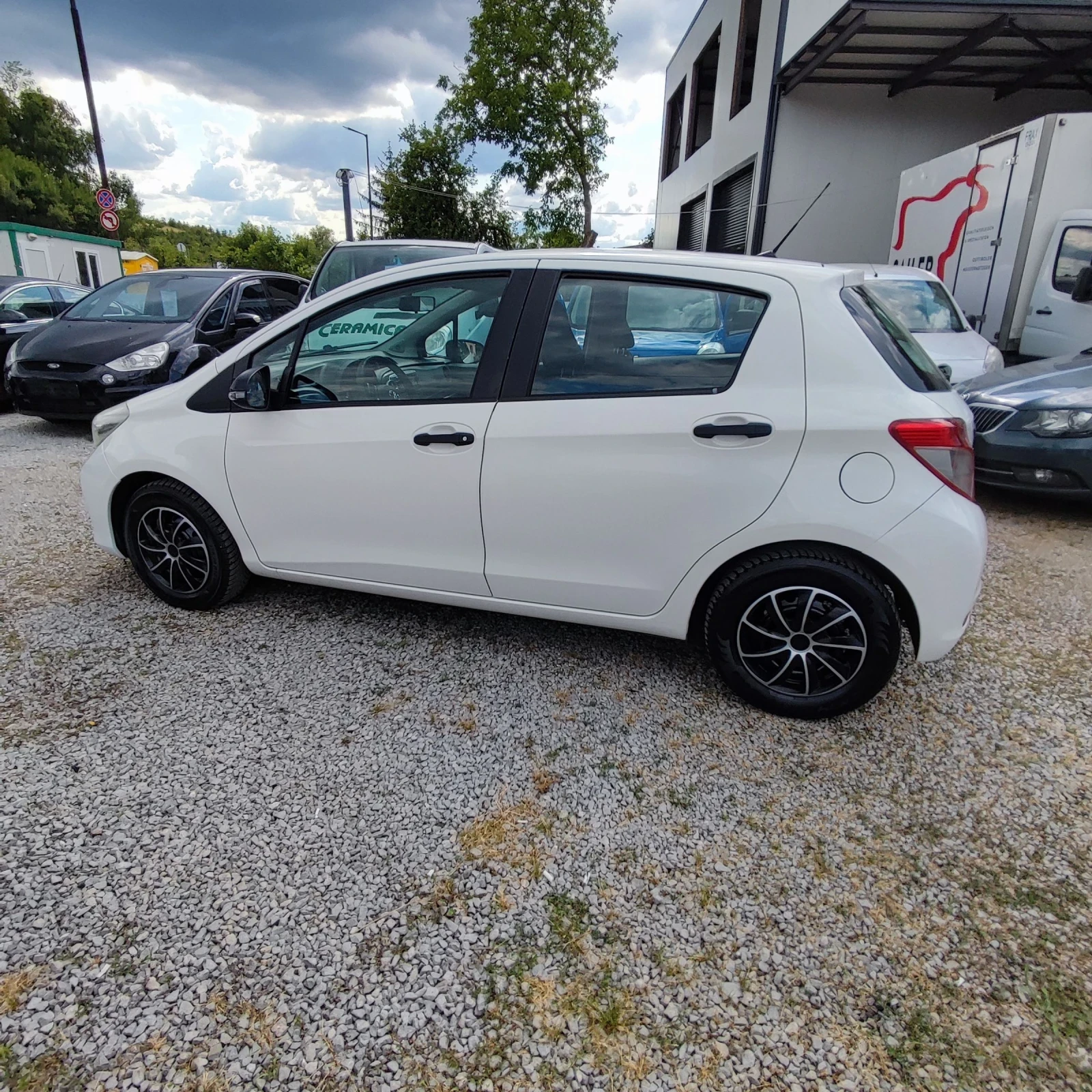 Toyota Yaris 1.0i* КЛИМАТИК* EVRO 5* , снимка 8 - Автомобили и джипове - 55177952