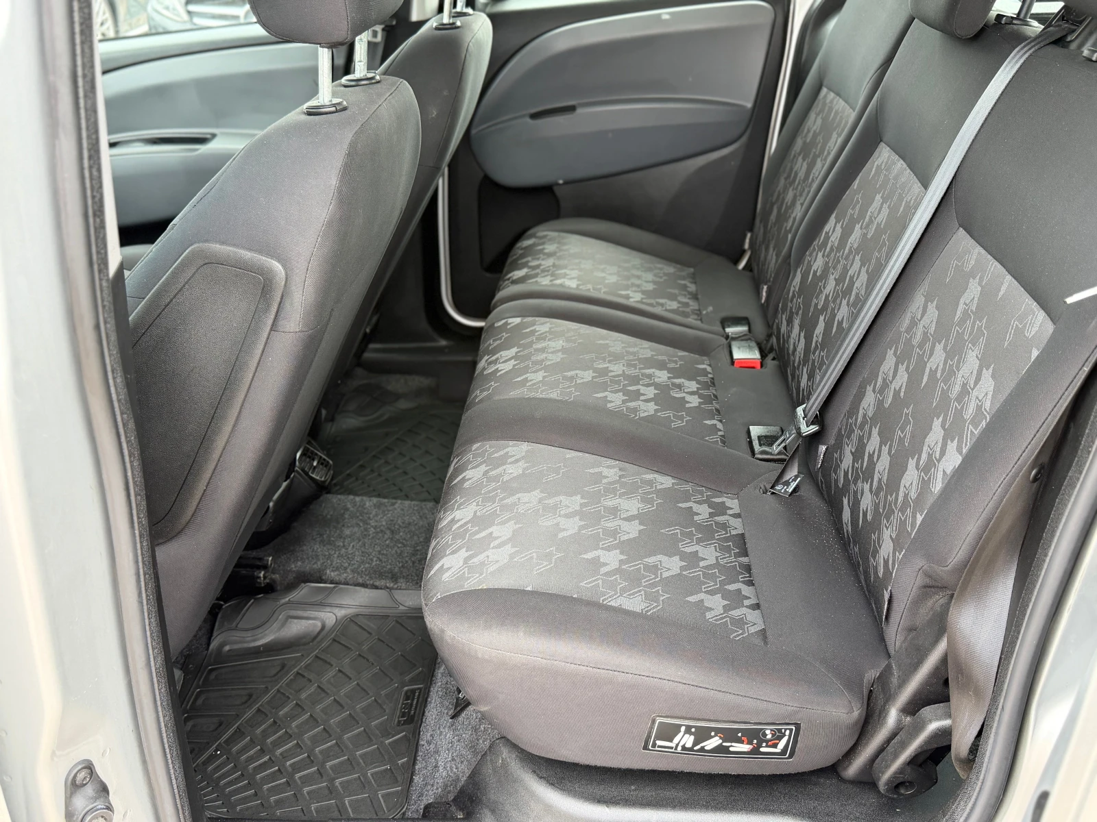 Opel Combo 1.6 дизел , снимка 15 - Автомобили и джипове - 55406190