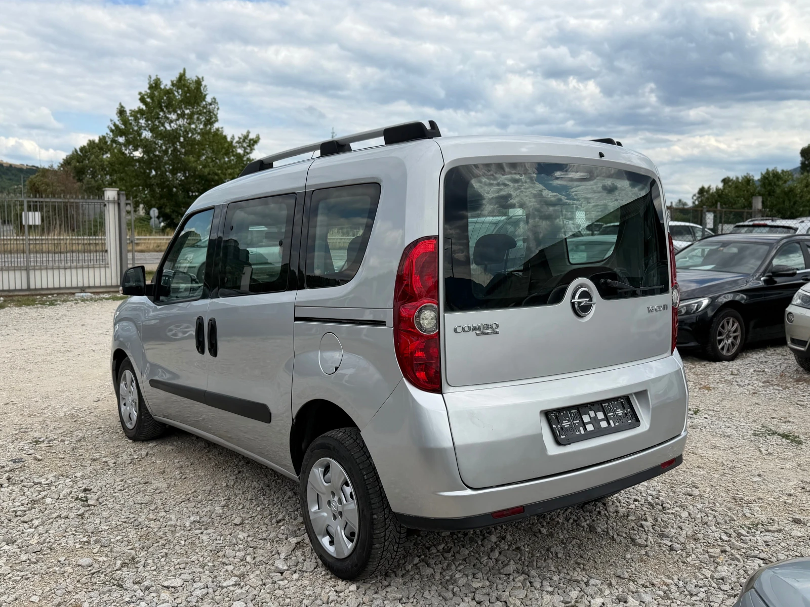 Opel Combo 1.6 дизел , снимка 8 - Автомобили и джипове - 55406190