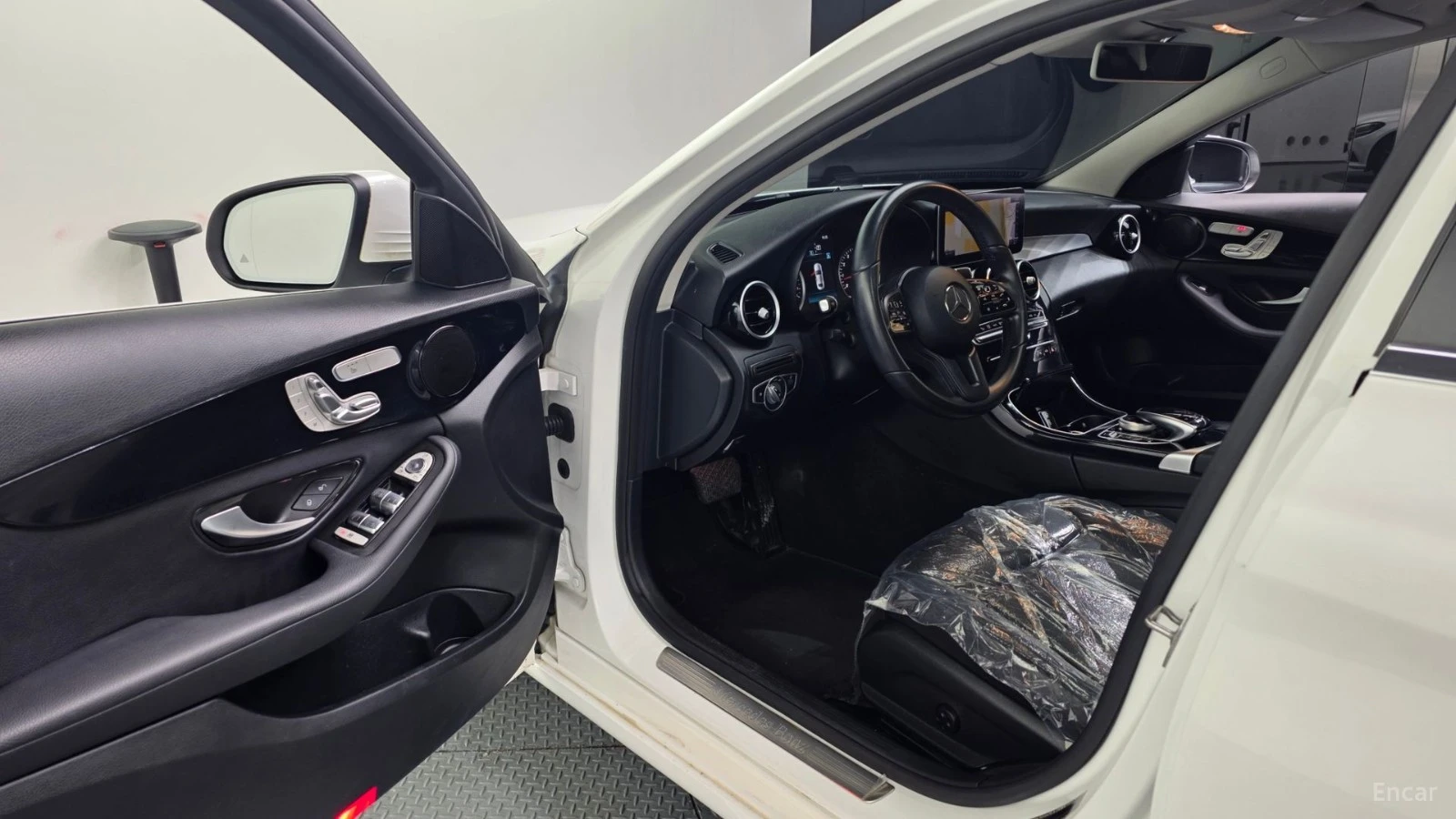 Mercedes-Benz C 200 * ПАНО* KEYLESS* Camera* ПОДГРЕВ* , снимка 10 - Автомобили и джипове - 55576971
