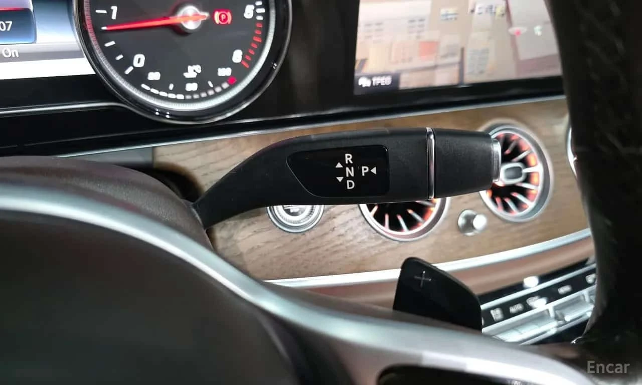 Mercedes-Benz E 220 * E220d Exclusive * , снимка 9 - Автомобили и джипове - 56596073