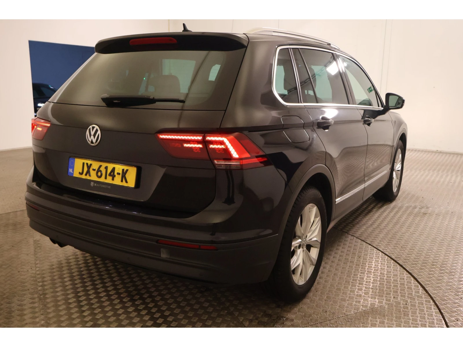 VW Tiguan 1.4 TSI Connected Series, снимка 4 - Автомобили и джипове - 53998491