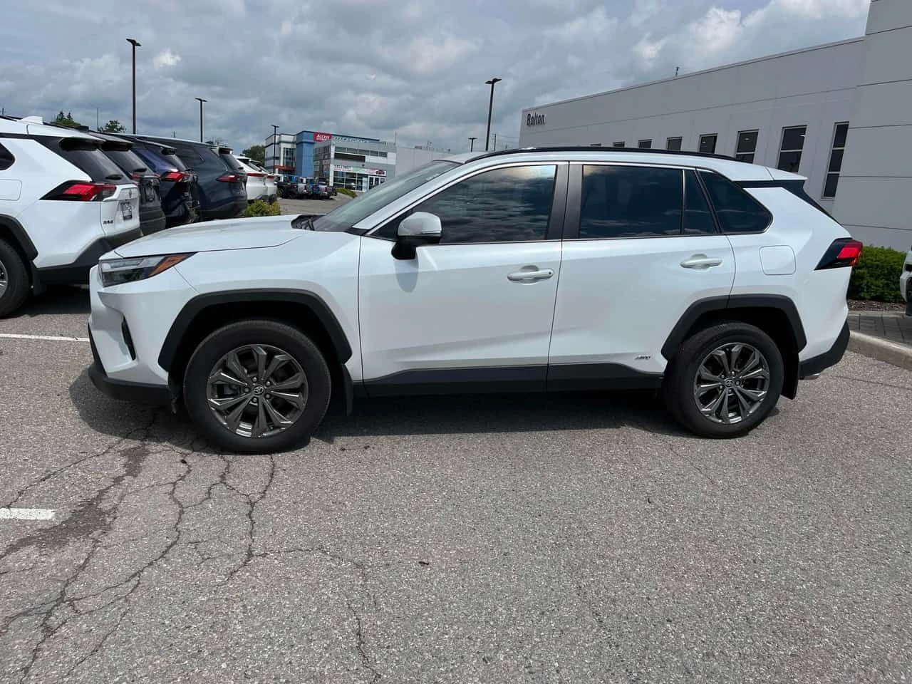 Toyota Rav4 * Hybrid XLE * АВТОКРЕДИТ БЕЗ ПЪРВОНАЧАЛНА ВНОСКА*, снимка 2 - Автомобили и джипове - 54953258
