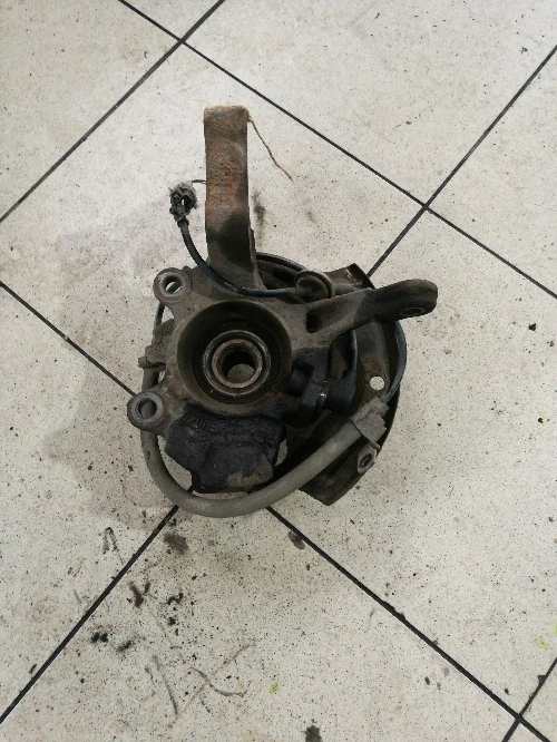 шенкел преден десен Нисан Алмера Тино 2.2 Di