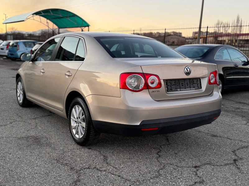 VW Jetta 1.6 Автоматик, снимка 6 - Автомобили и джипове - 48745956