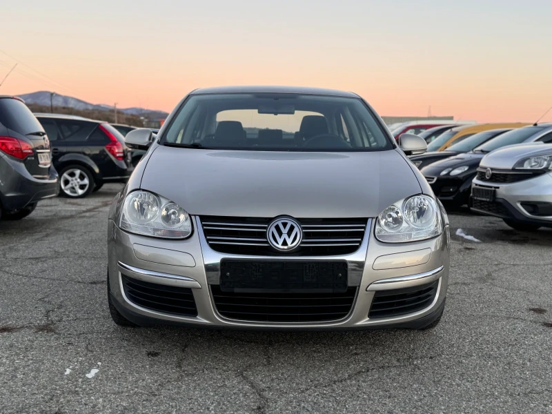 VW Jetta 1.6 Автоматик, снимка 2 - Автомобили и джипове - 48745956