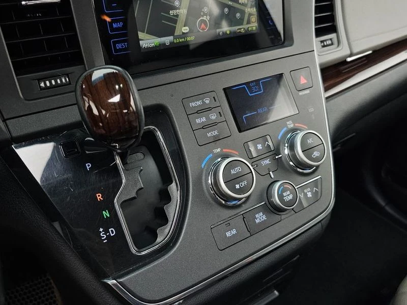 Toyota Sienna 3.5 2GR Automatic, снимка 11 - Автомобили и джипове - 55662702