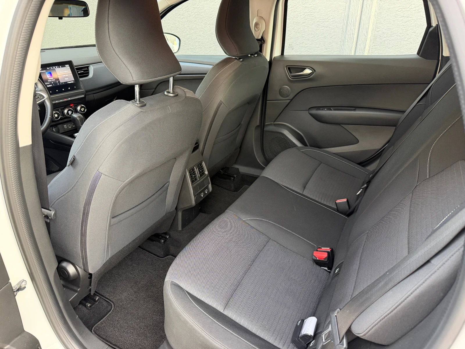Renault Arkana // 21 300км // ГАРАНЦИОННА Hybrid (MHEV), снимка 7 - Автомобили и джипове - 53191748