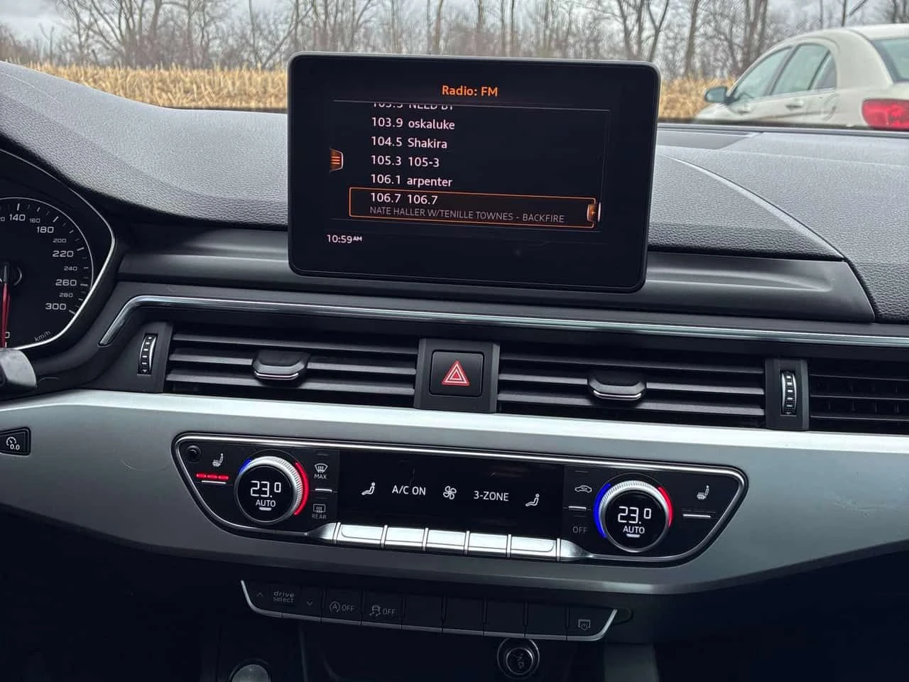 Audi A4 * Komfort * ШИБИДАХ * KEYLESS * ПОДГРЕВИ * CARFAX, снимка 9 - Автомобили и джипове - 54060778