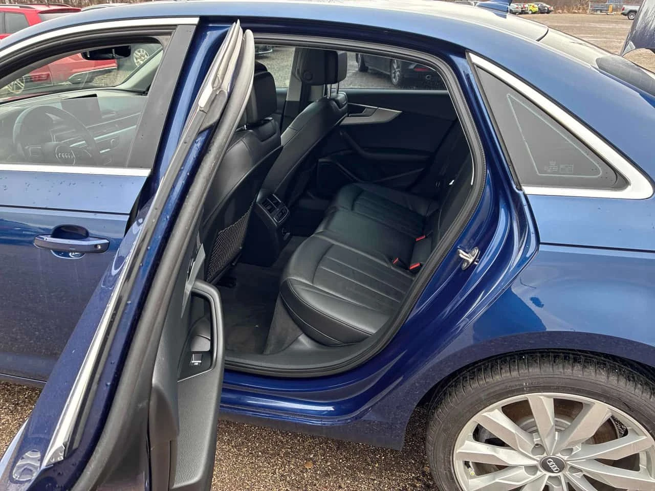 Audi A4 * Komfort * ШИБИДАХ * KEYLESS * ПОДГРЕВИ * CARFAX, снимка 15 - Автомобили и джипове - 54060778