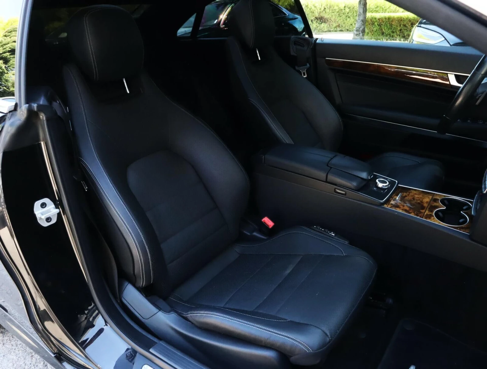 Mercedes-Benz E 400 4Matic/AMG/Coupe/Harman Kardon/Panorama/Memory/Кам, снимка 8 - Автомобили и джипове - 54519381