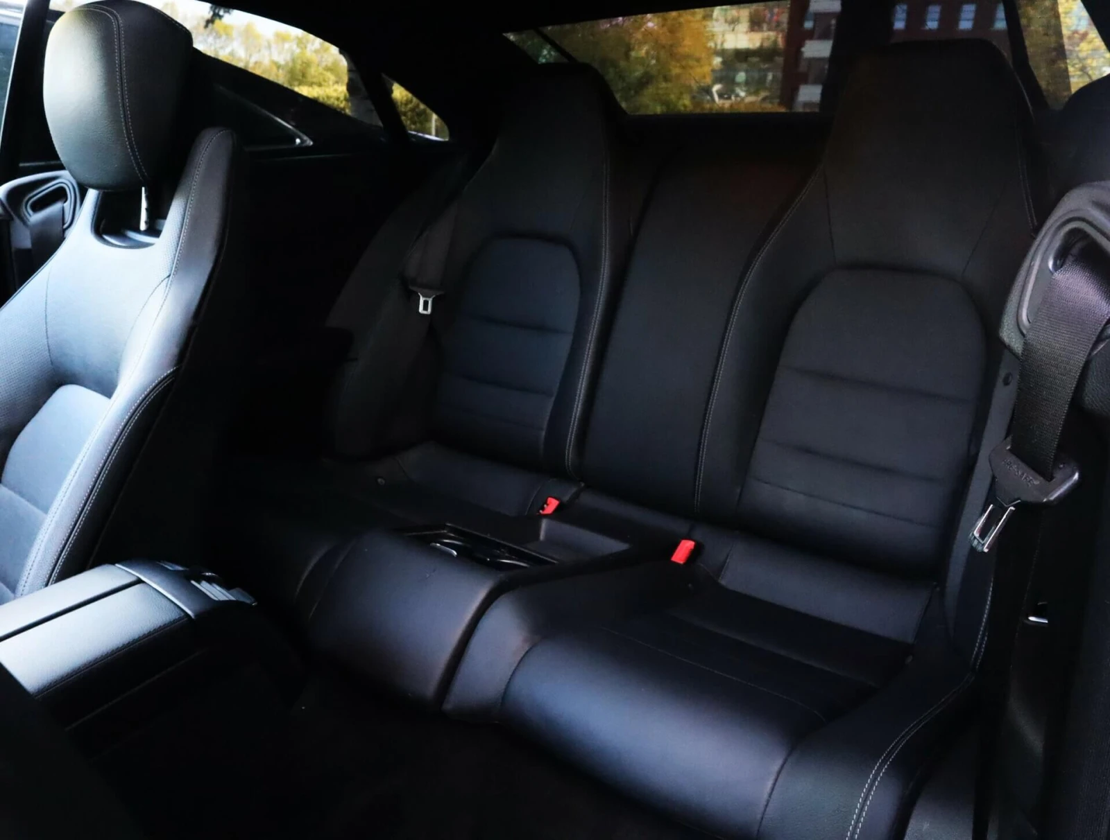 Mercedes-Benz E 400 4Matic/AMG/Coupe/Harman Kardon/Panorama/Memory/Кам, снимка 9 - Автомобили и джипове - 54519381