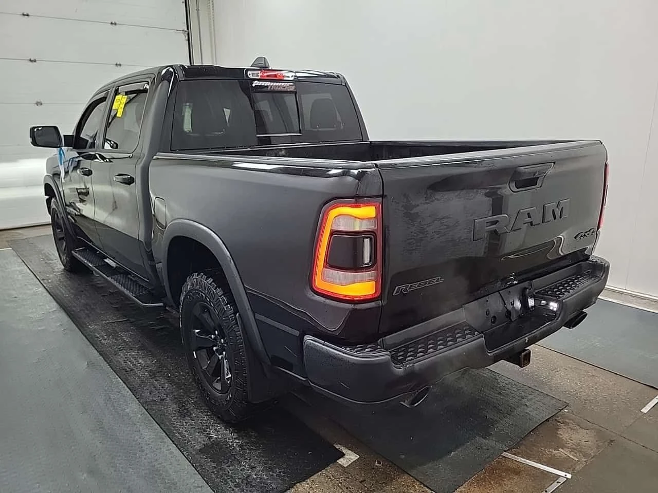 Dodge RAM 1500 REBEL CREW CAB SHORT BED  CARFAX - изображение 4