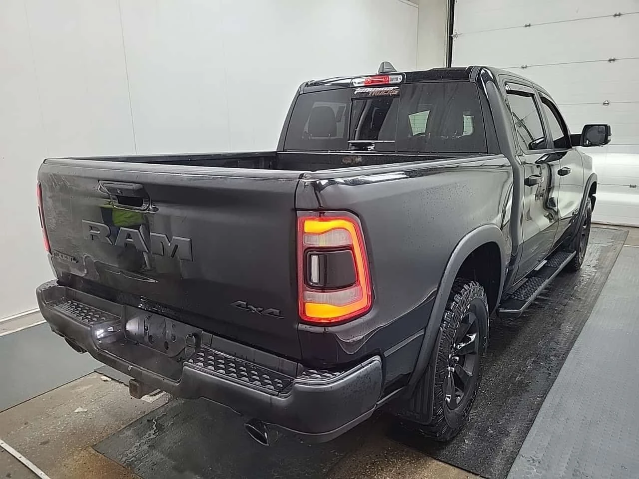 Dodge RAM 1500 REBEL CREW CAB SHORT BED  CARFAX - изображение 3