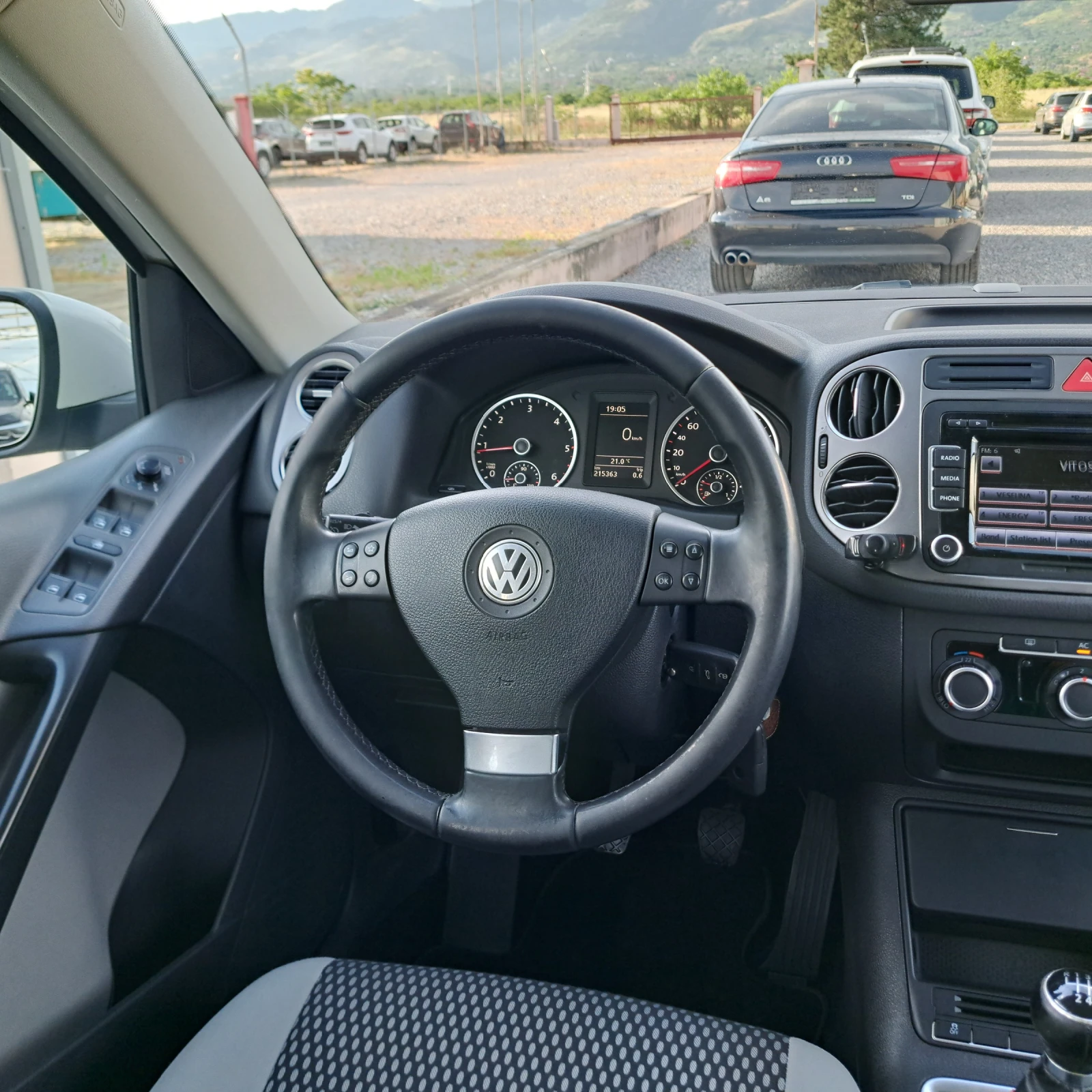 VW Tiguan 2.0 TDI* 4MOTION* Trend & Fun* Перфектен!* , снимка 14 - Автомобили и джипове - 54961111