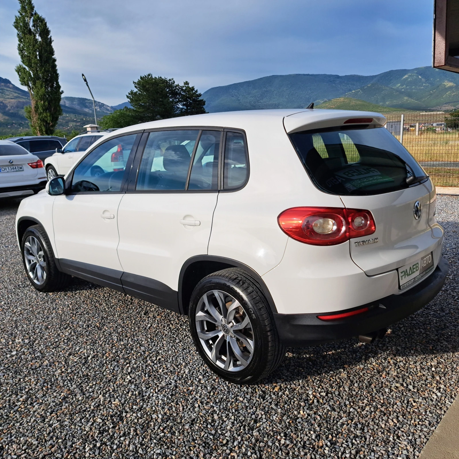 VW Tiguan 2.0 TDI* 4MOTION* Trend & Fun* Перфектен!* , снимка 4 - Автомобили и джипове - 54961111
