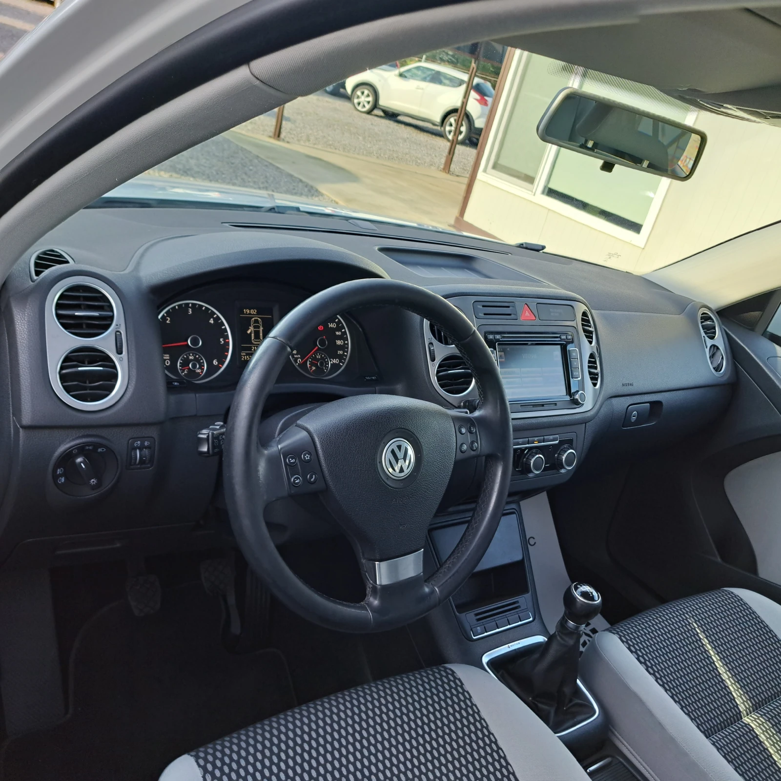 VW Tiguan 2.0 TDI* 4MOTION* Trend & Fun* Перфектен!* , снимка 9 - Автомобили и джипове - 54961111