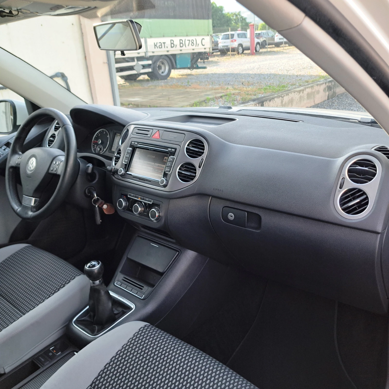 VW Tiguan 2.0 TDI* 4MOTION* Trend & Fun* Перфектен!* , снимка 11 - Автомобили и джипове - 54961111