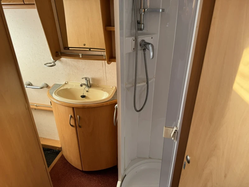 Каравана Hobby Lunar ultima, снимка 8 - Каравани и кемпери - 53285010