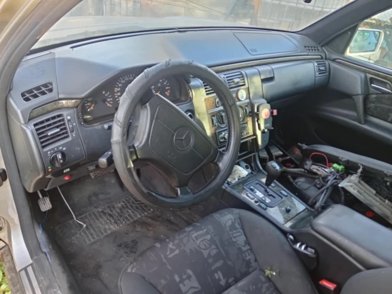 Mercedes-Benz E 200, снимка 10 - Автомобили и джипове - 53025155