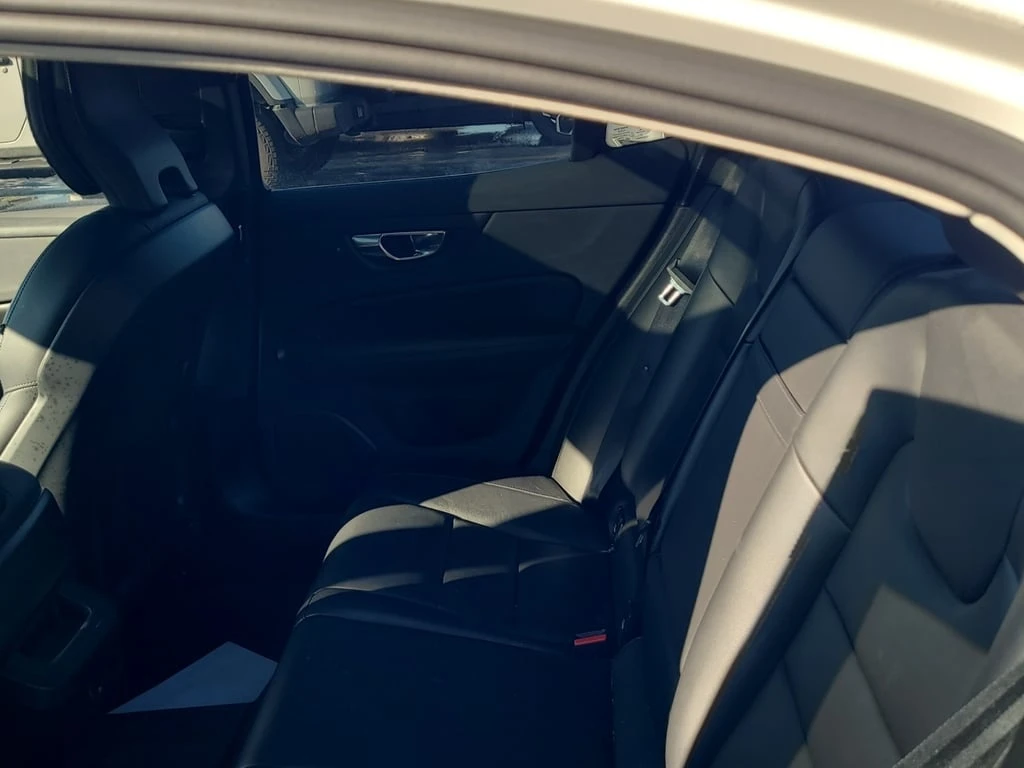 Volvo S60 MOMENTUM * Един собственик * Без инцидент * CARFAX - изображение 8